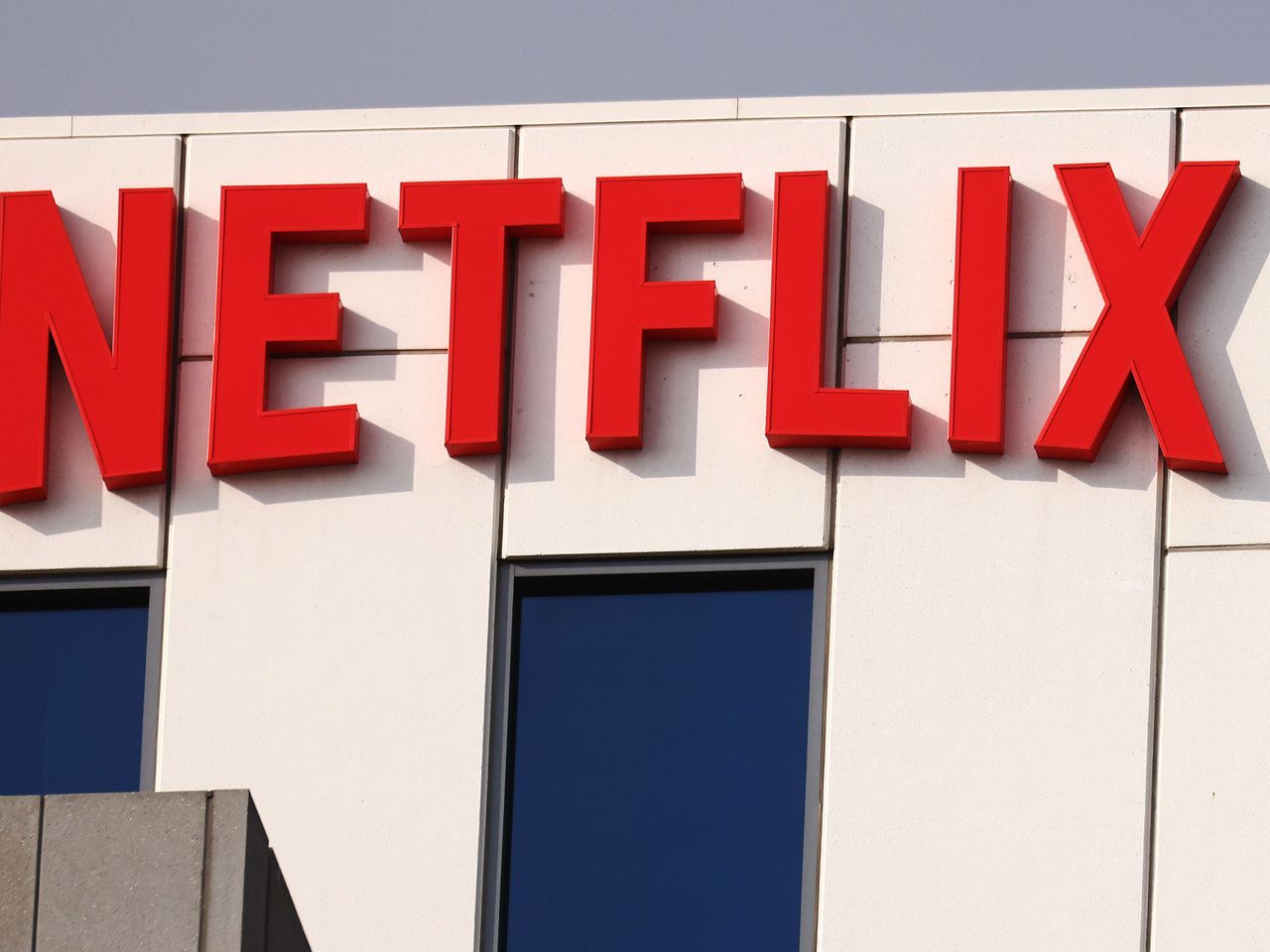 Cổ phiếu Netflix vừa bị hạ xuống mức Bán. Tại sao nhà phân tích này lại nói rằng ông đã sai lầm?