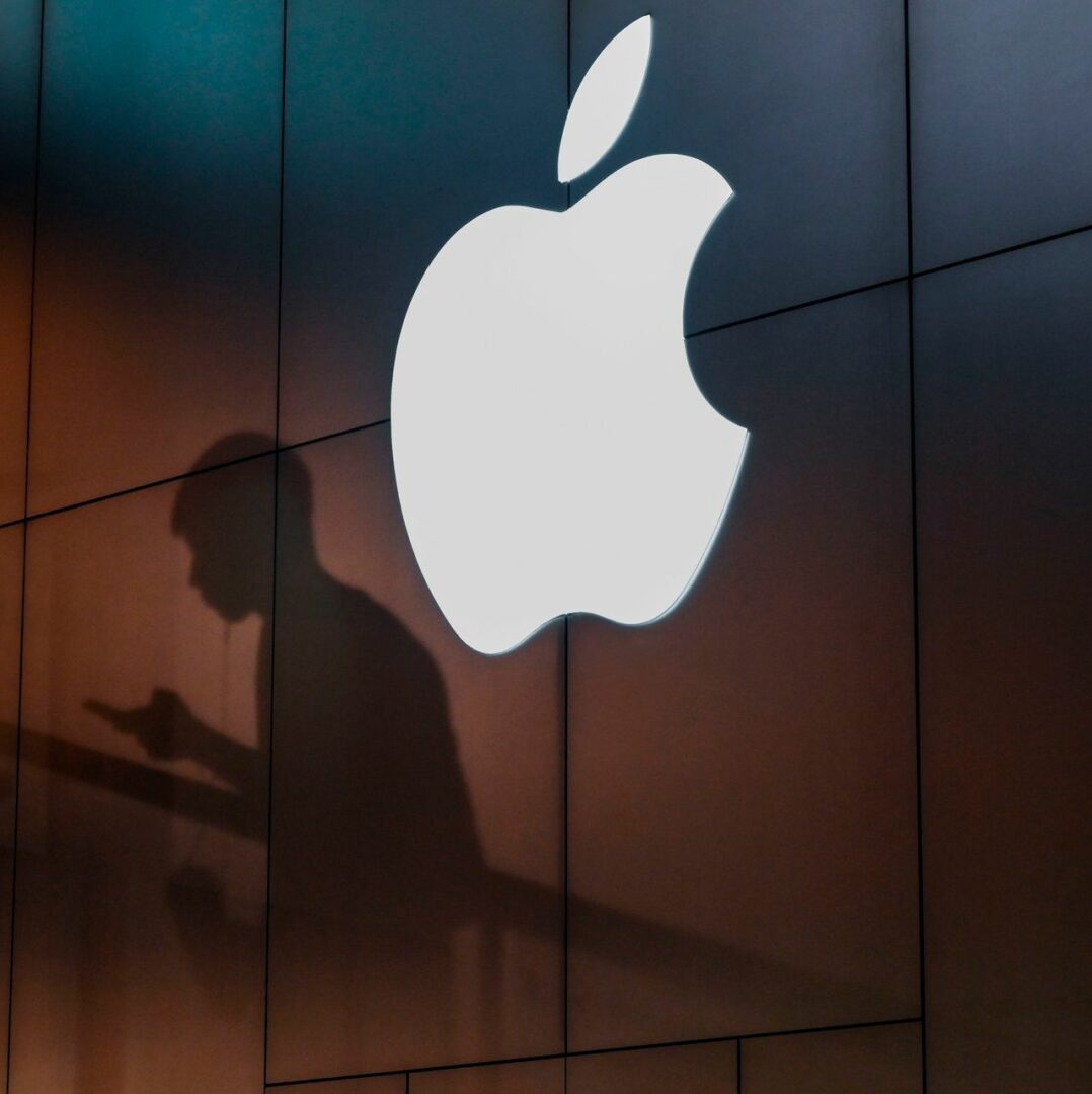 Thị trường chứng khoán chìm trong sắc đỏ, làm gì với 1.000 USD? Chốt ngay Coca-Cola, Apple