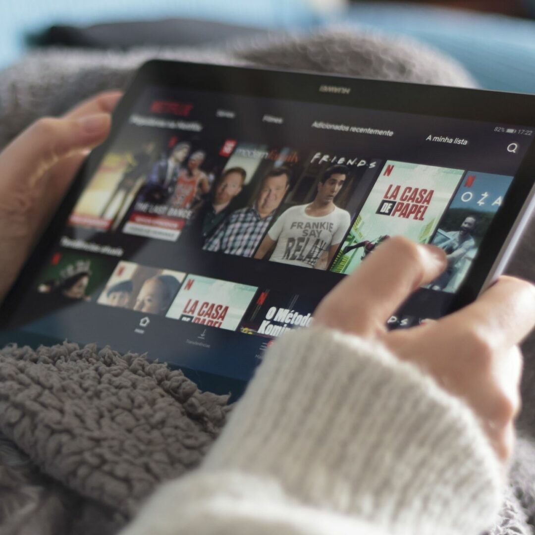 Ý kiến chuyên gia: cổ phiếu Netflix đang giao dịch ở mức giá cao gấp 16 lần thu nhập ước tính cho năm 2023