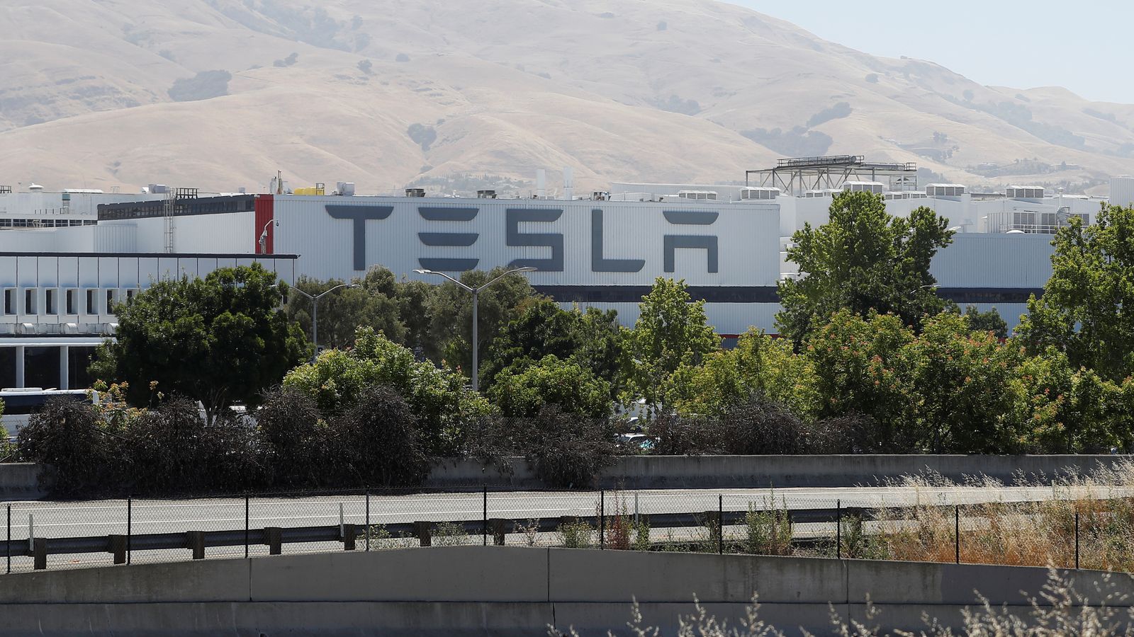 Tesla đóng cửa văn phòng California