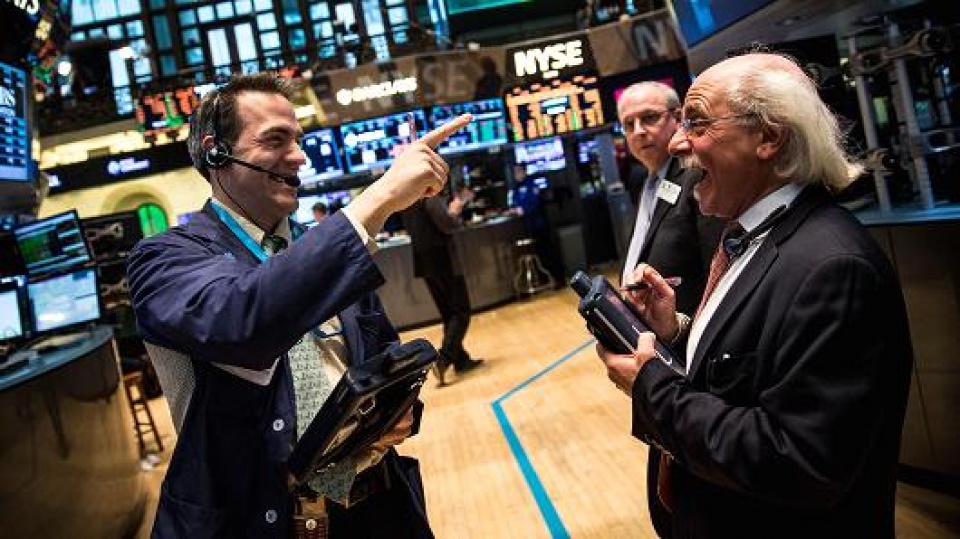 Tin nóng thị trường: Dow Jones tăng điểm 3 phiên liên tiếp, Phố Wall khởi sắc