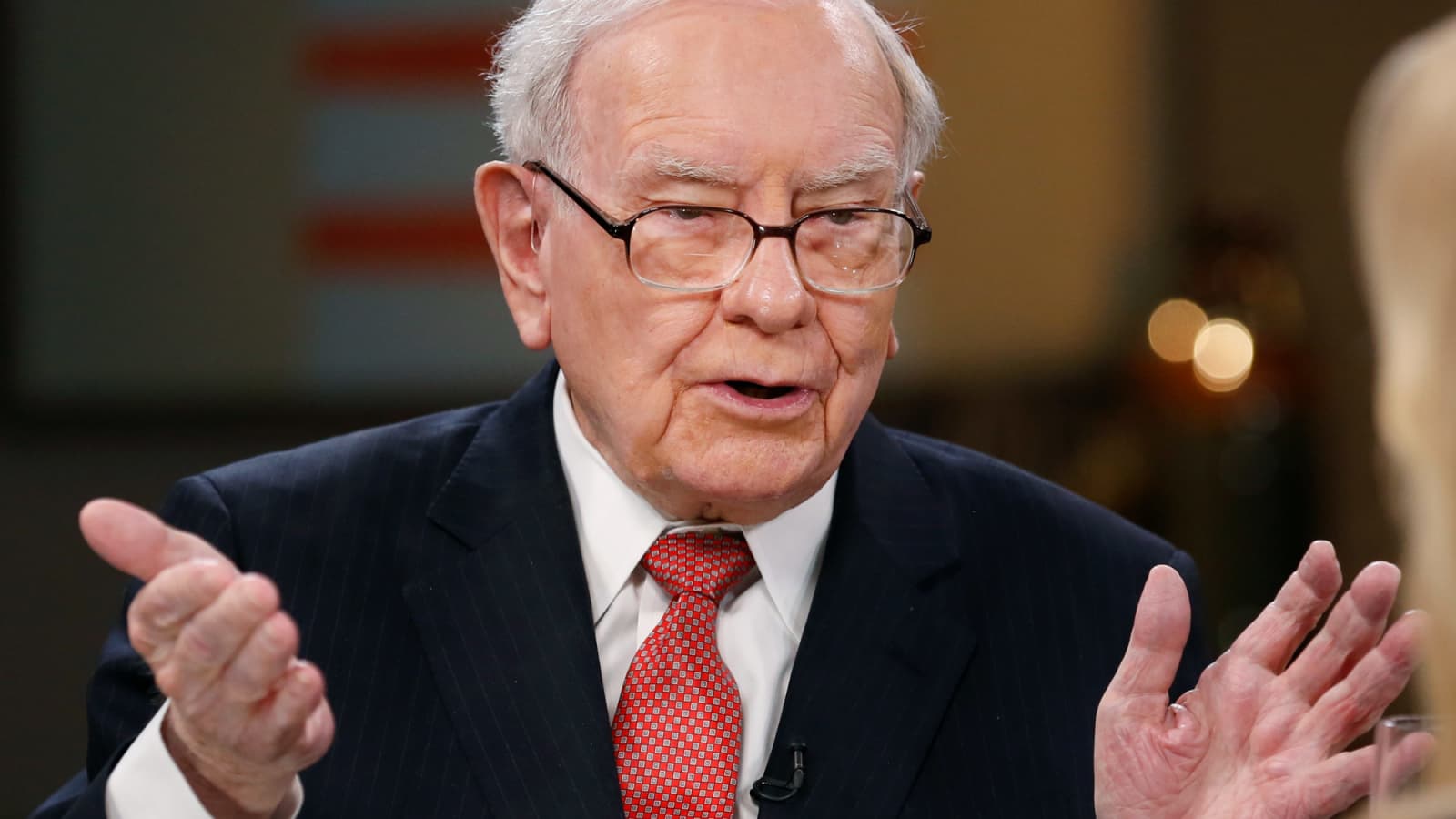 Amazon, Apple: 2 cổ phiếu Warren Buffett bạn sẽ ước mình đã mua bắt đáy ngay lúc này