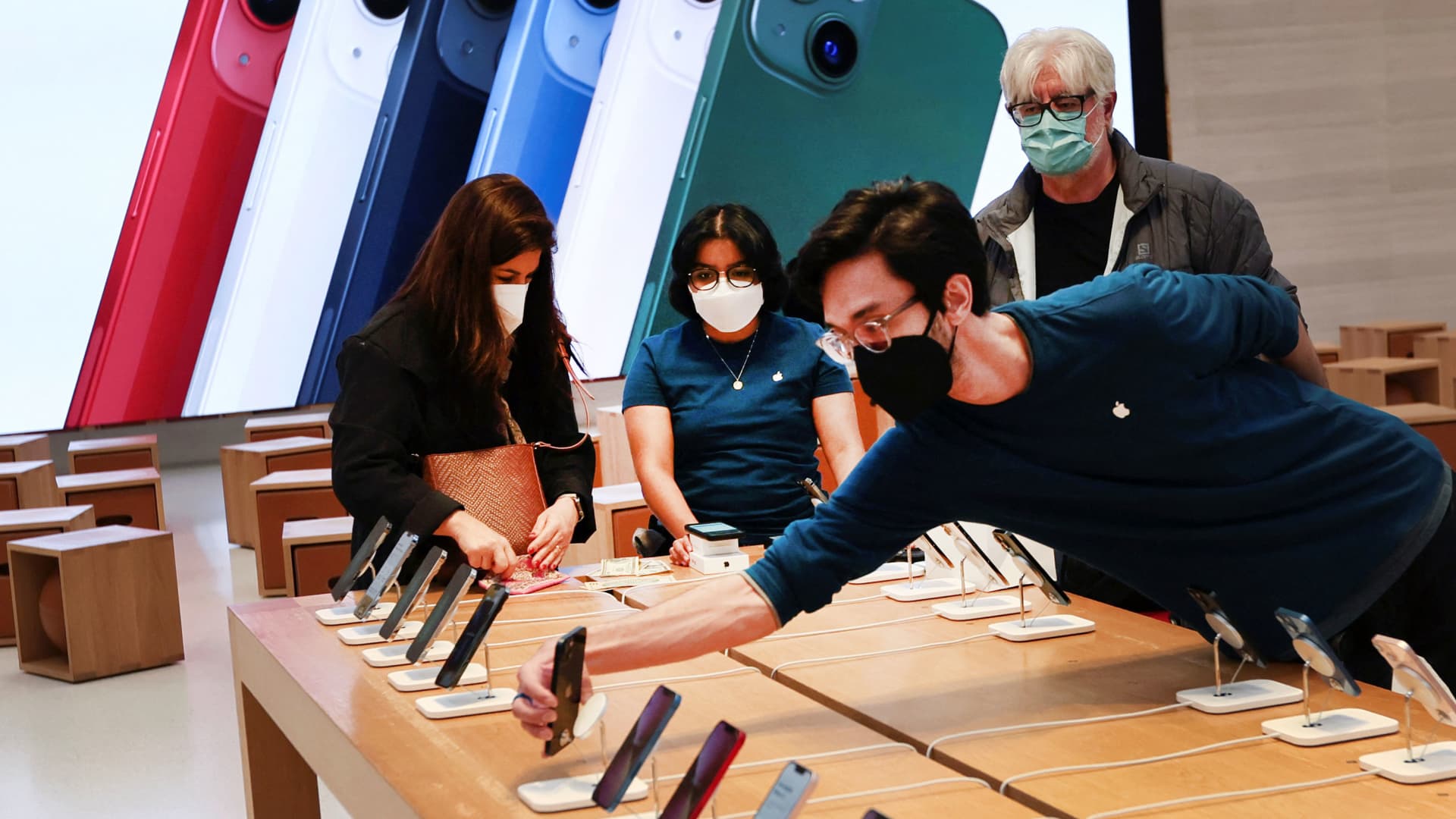 Apple giảm tốc nhưng nhu cầu iPhone vẫn mạnh mẽ – liệu cổ phiếu có còn đáng mua?