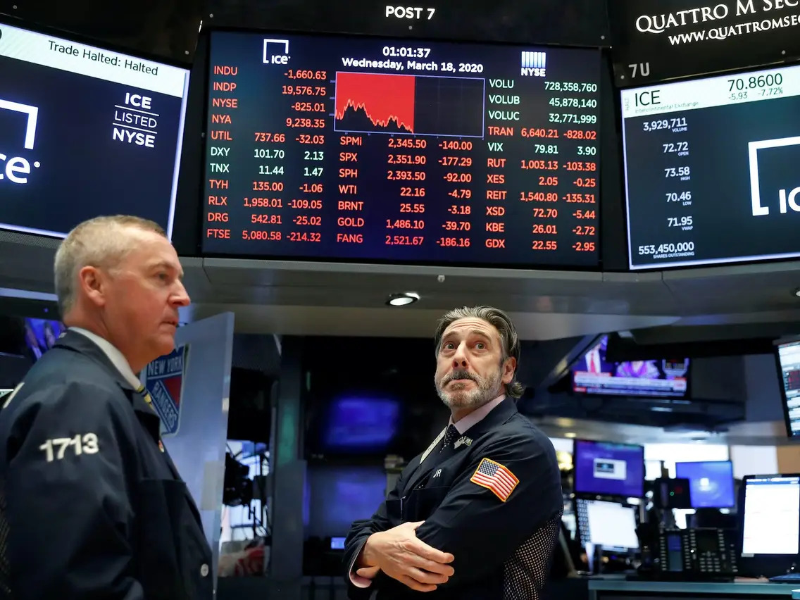 S&P 500 giảm 0.3%, Nasdaq Composite lên được 0.03%
