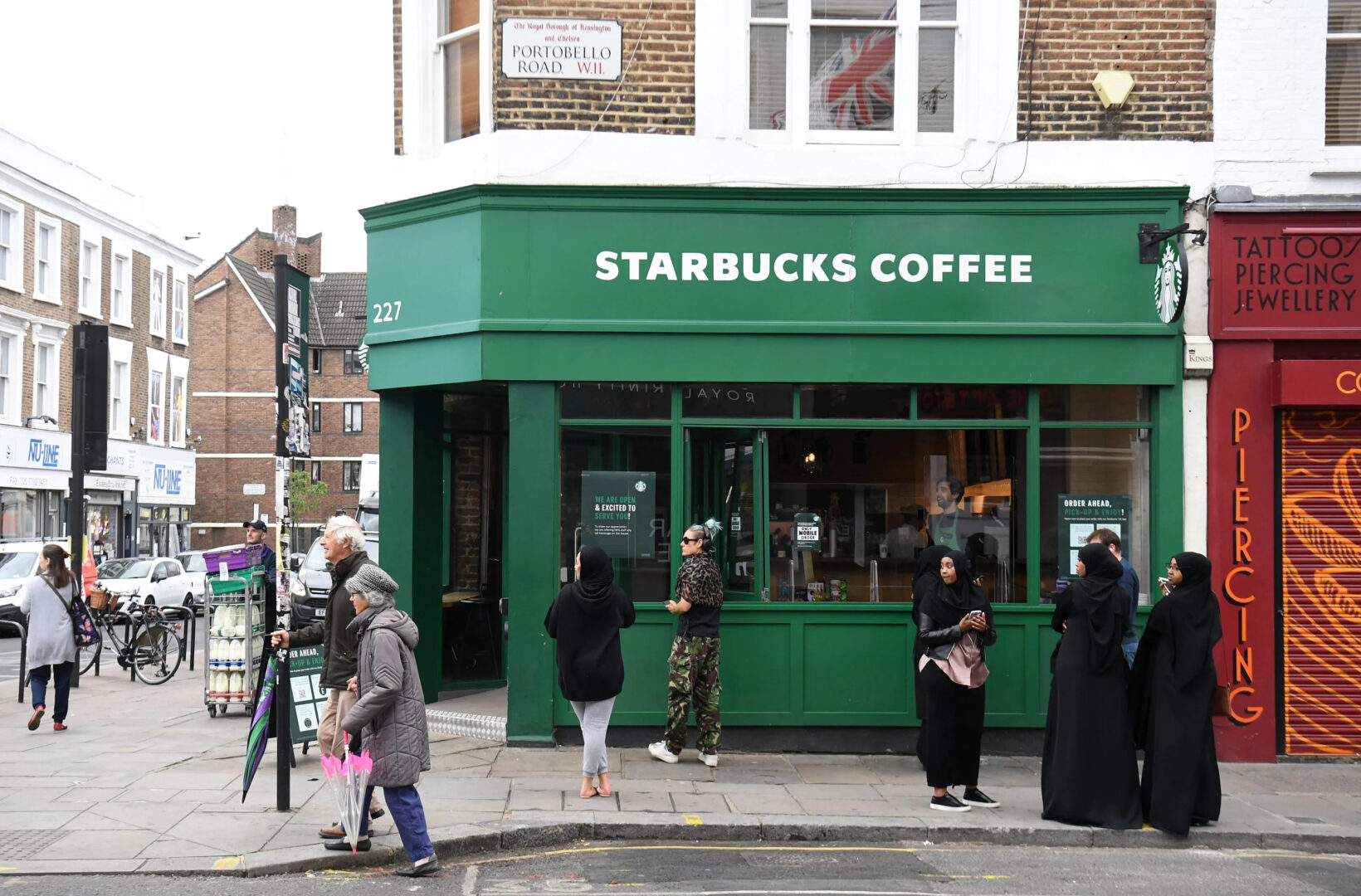 Khó khăn bủa vây, Starbucks có thể tạm biệt nước Anh