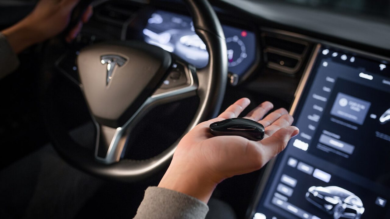 Tesla đi đầu công cuộc loại bỏ chìa khóa xe