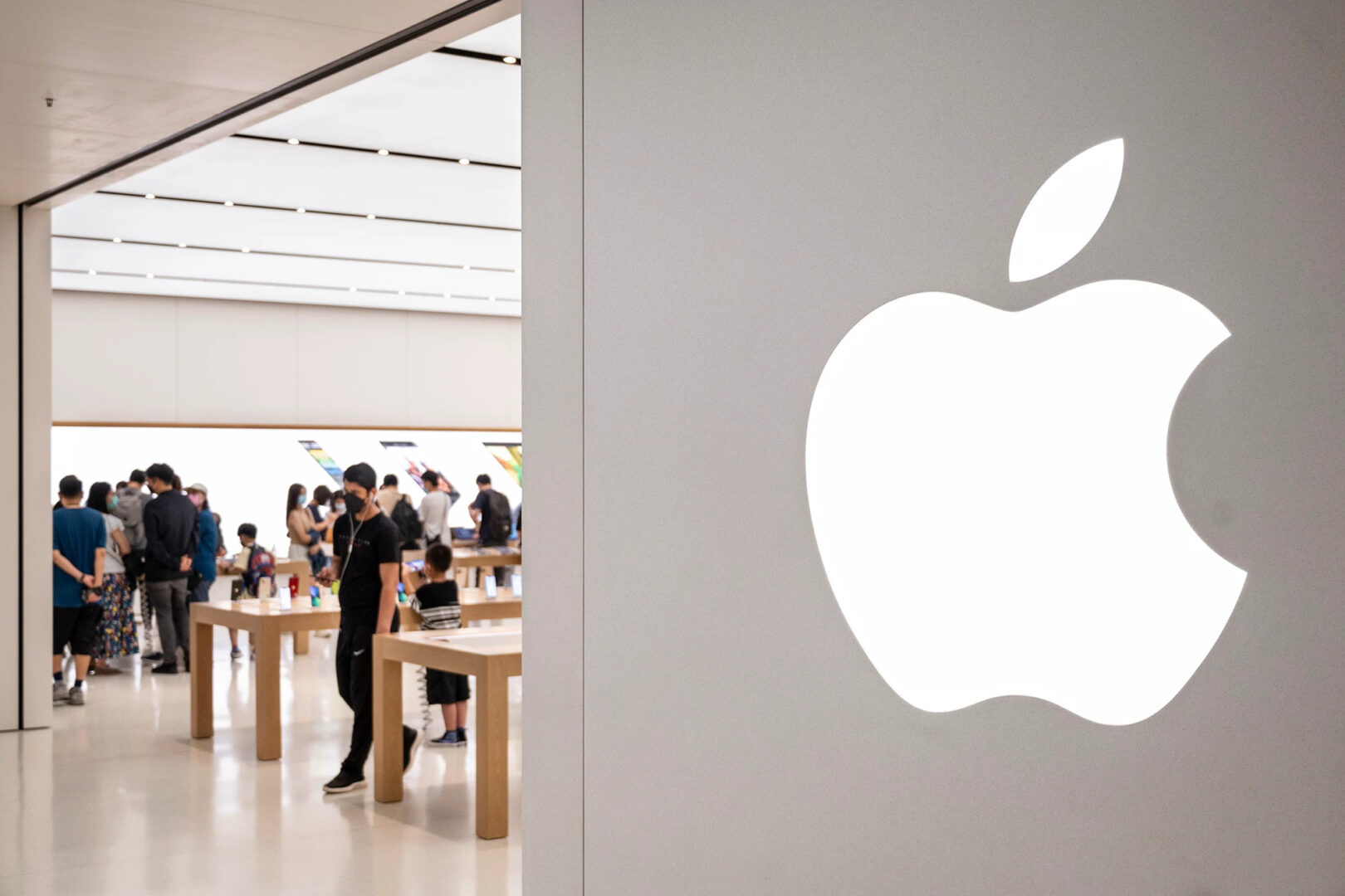 Ông lớn công nghệ Apple cũng phải có động thái phòng thủ trước suy thoái kinh tế: hạn chế tuyển dụng, thắt chặt chi tiêu
