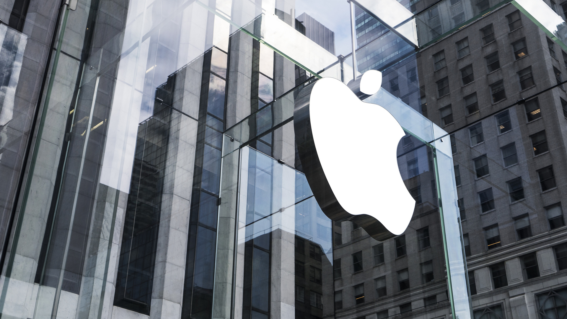 Mua cổ phiếu Apple trong tháng 7? Những điều nhà đầu tư cần biết