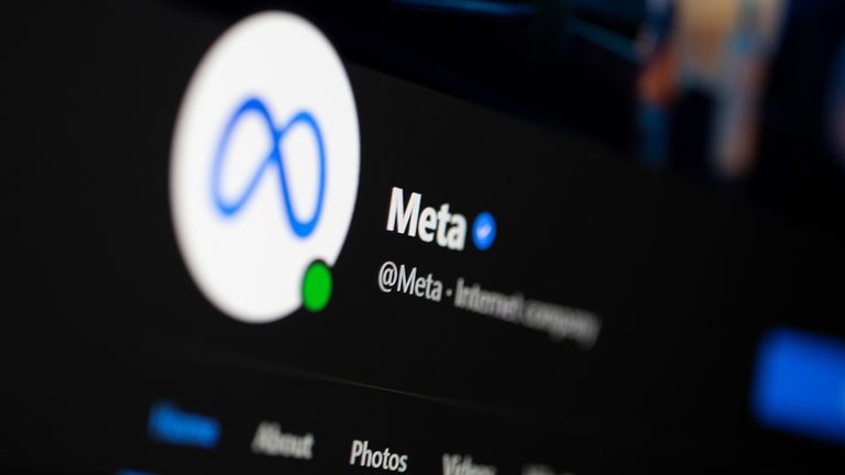 Cổ phiếu Meta Platforms "bay màu" 55% giá trị - thời cơ mua vào hay báo động đỏ?