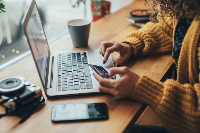 Hai lý do để xuống tiền mua cổ phiếu Amazon ngay bây giờ