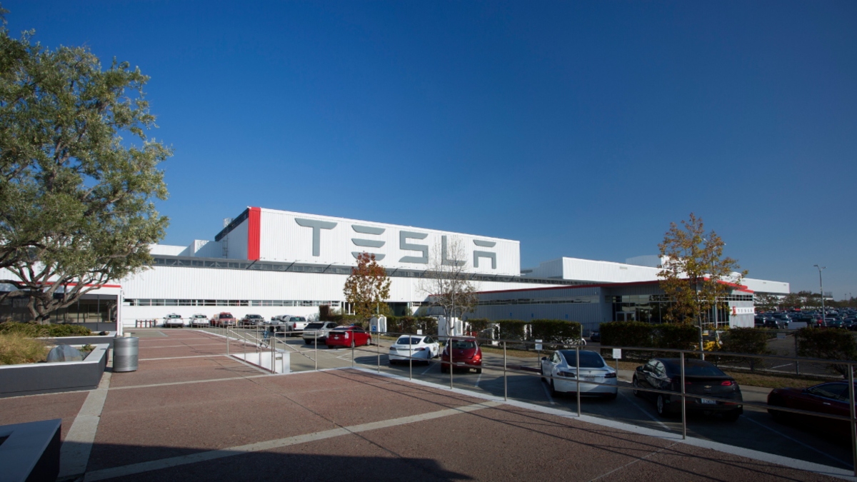 Tesla đặt ra quy chế mới, quản thúc nhân viên độc đoán