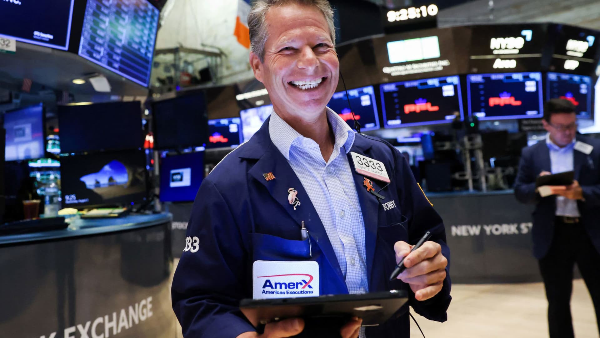 Dow Jones tăng hơn 400 điểm sau phiên giảm sâu