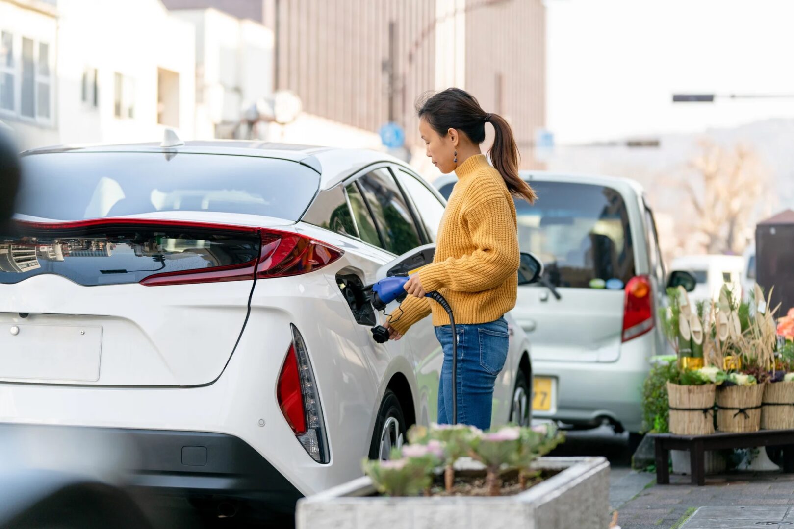 "So găng" cổ phiếu EV đáng mua hơn vào lúc này: Rivian hay Lucid Group?