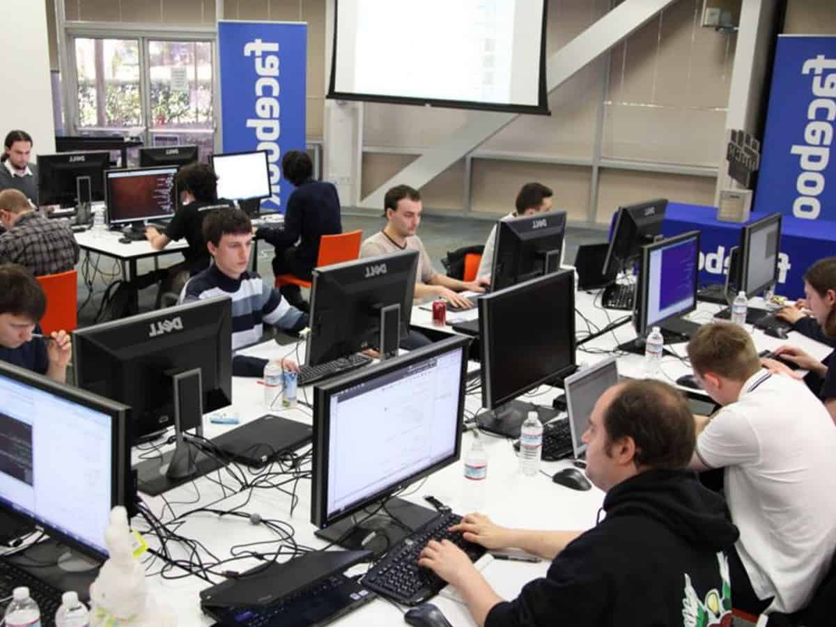 Nhiều nhân viên của Facebook đối mặt áp lực bị sa thải