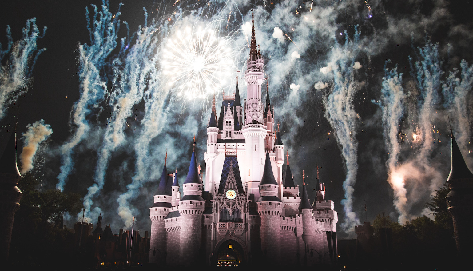 Giảm 21%, cổ phiếu Walt Disney hiện tại có đáng mua?