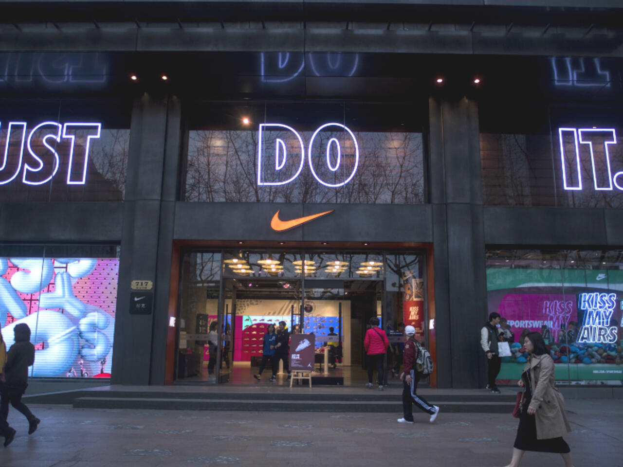 NIKE cho các nhãn hàng thời trang xa xỉ “hít khói”: doanh thu NFT đạt 185 triệu USD