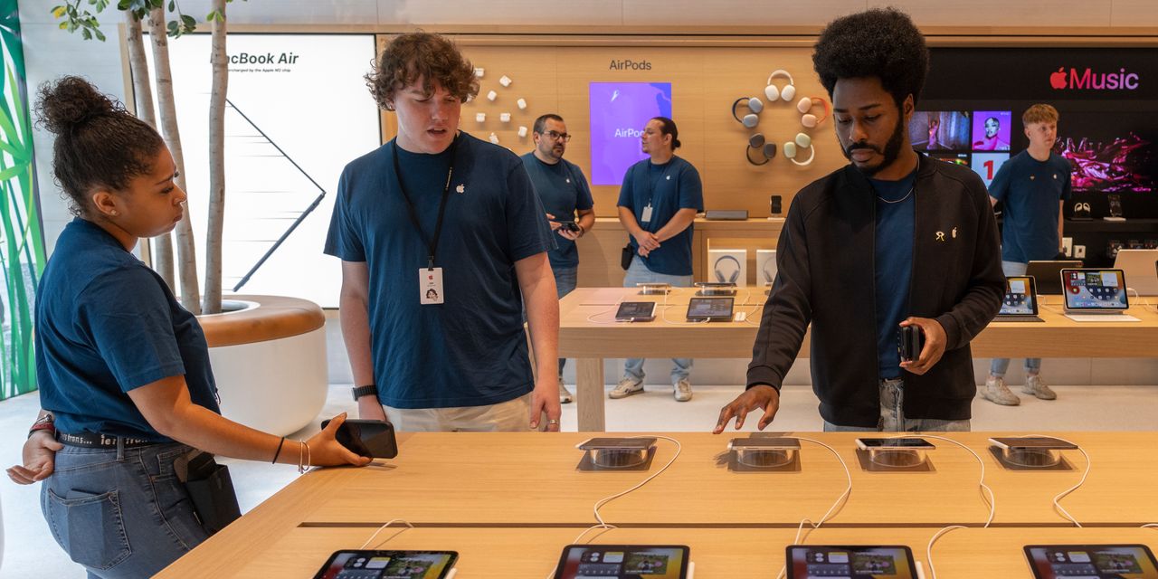 Một quỹ hưu trí khổng lồ đã mua cổ phiếu Apple, đồng thời bán Tesla, Microsoft và AT&T