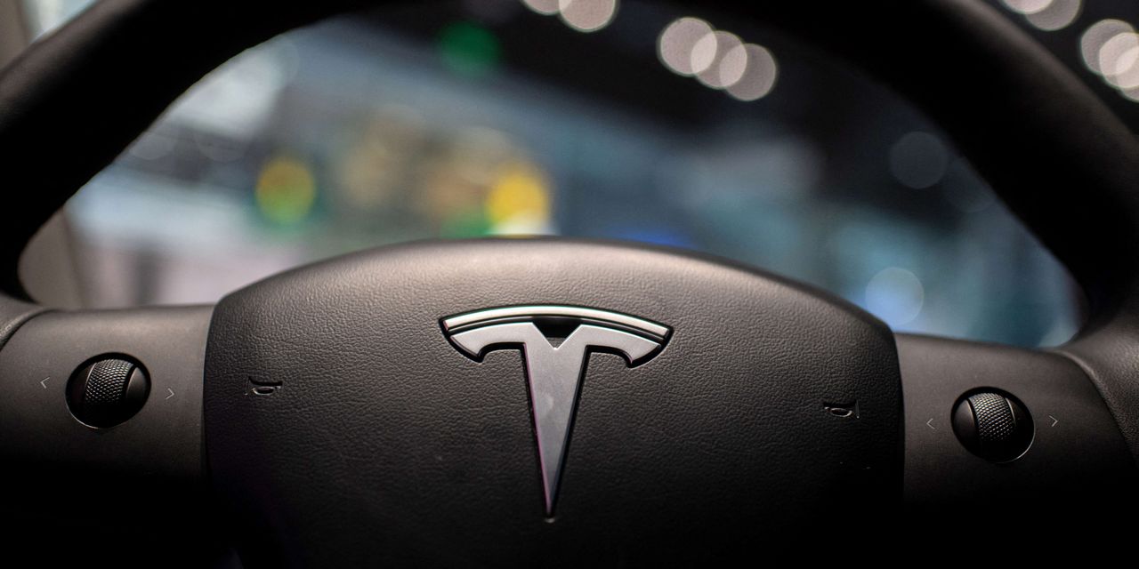 Cổ phiếu Tesla tiếp tục tăng sau tháng 7 bùng nổ – nhà đầu tư chờ đợi biểu quyết về việc phân tách