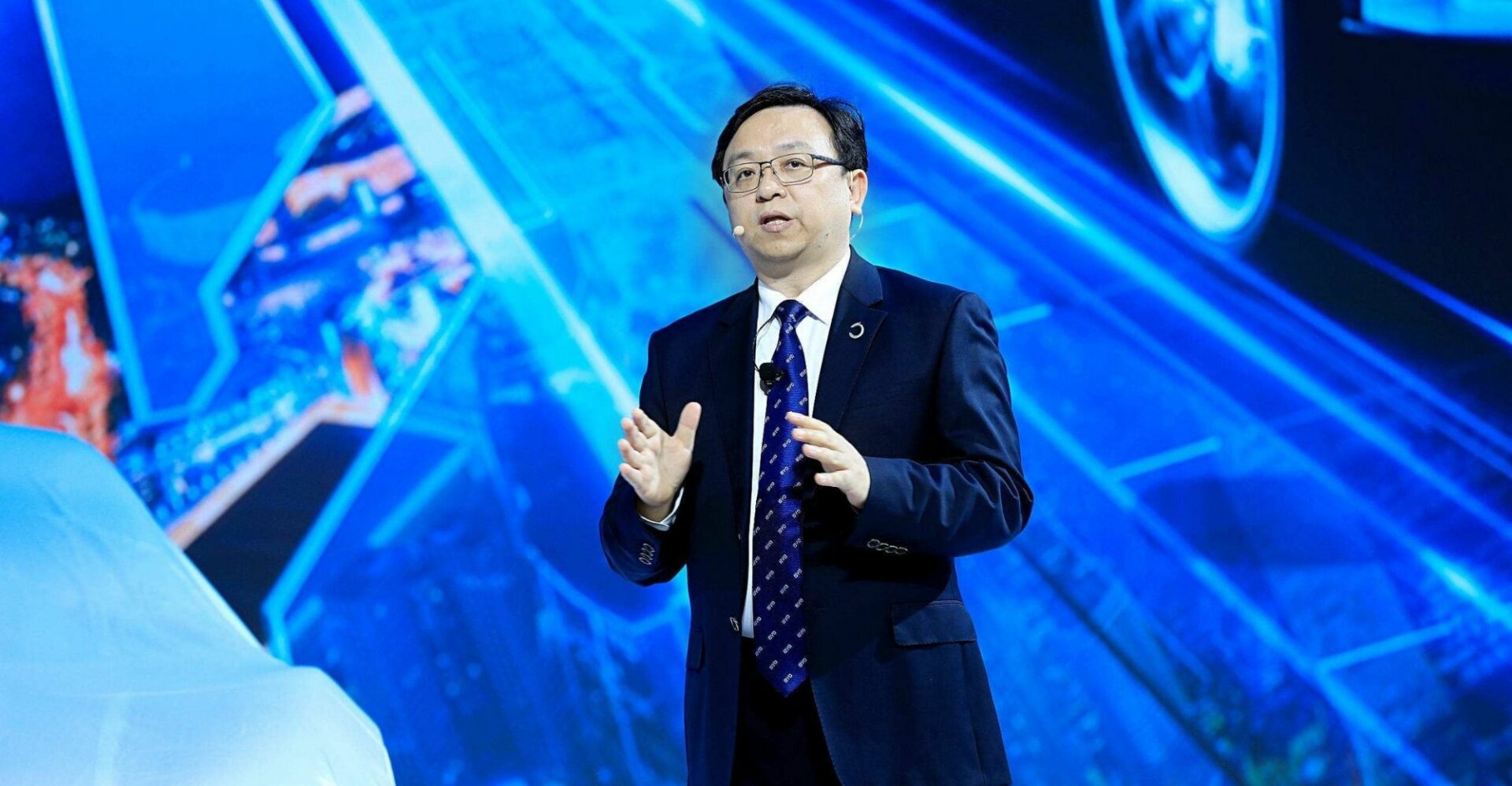 Chân dung tỷ phú xe điện đã soán ngôi Tesla của Elon Musk