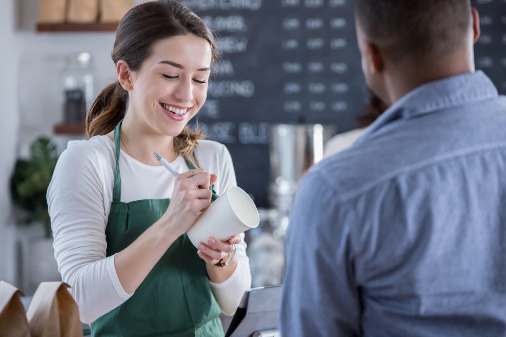 Lương tối thiểu của California có thể tăng lên 22 USD vào năm tới, cổ phiếu Starbucks gặp nguy