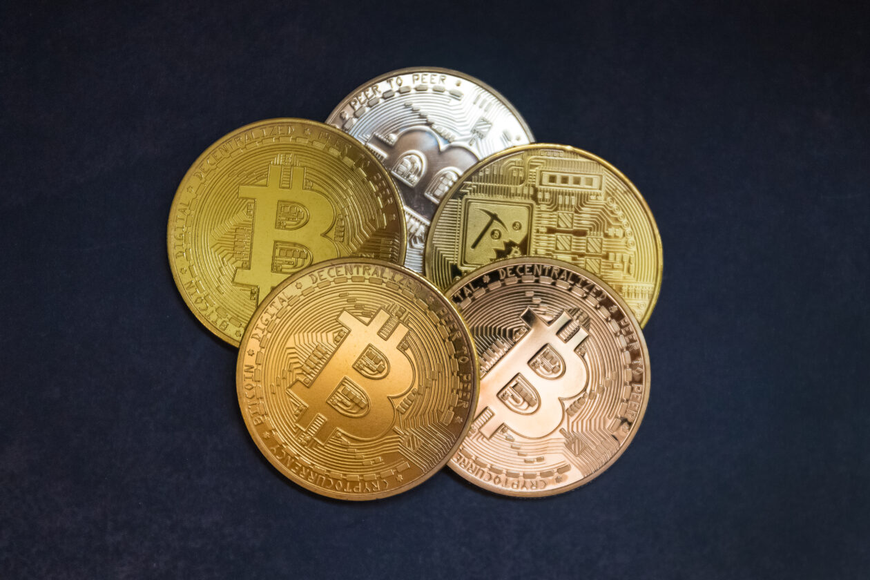 Bitcoin biến động mạnh, thị trường chìm trong sắc đỏ