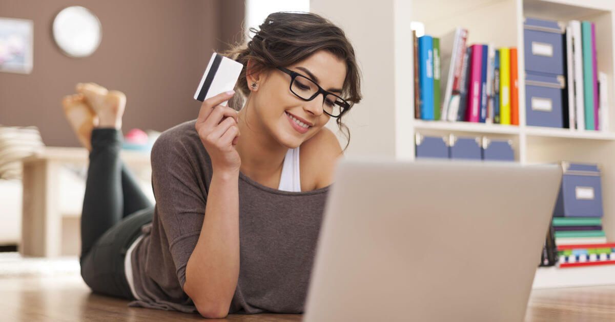So sánh 2 mã cổ phiếu thương mại điện tử đáng mua: Amazon và Shopify