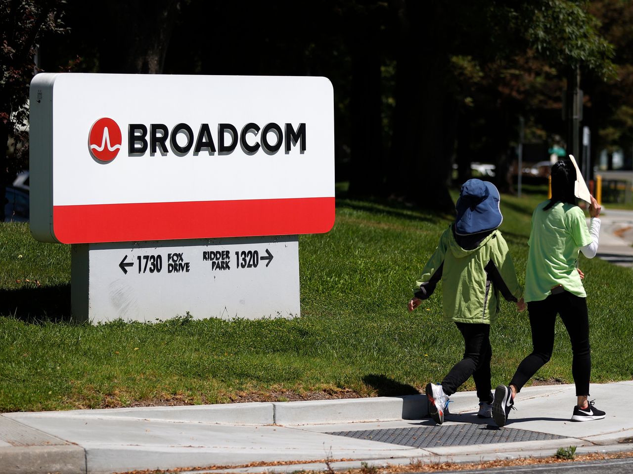 Bernstein khuyến nghị: mua AMD, Broadcom, Qualcomm để chuẩn bị cho khả năng xảy ra suy thoái
