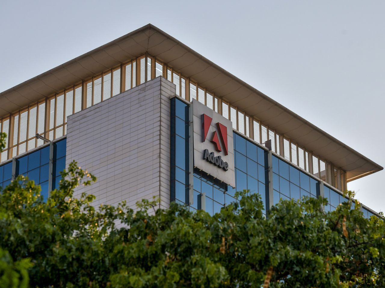 Nghi vấn Adobe "cố đấm ăn xôi" mua lại Figma, Wells Fargo thẳng tay hạ bậc xếp hạng cho mã này