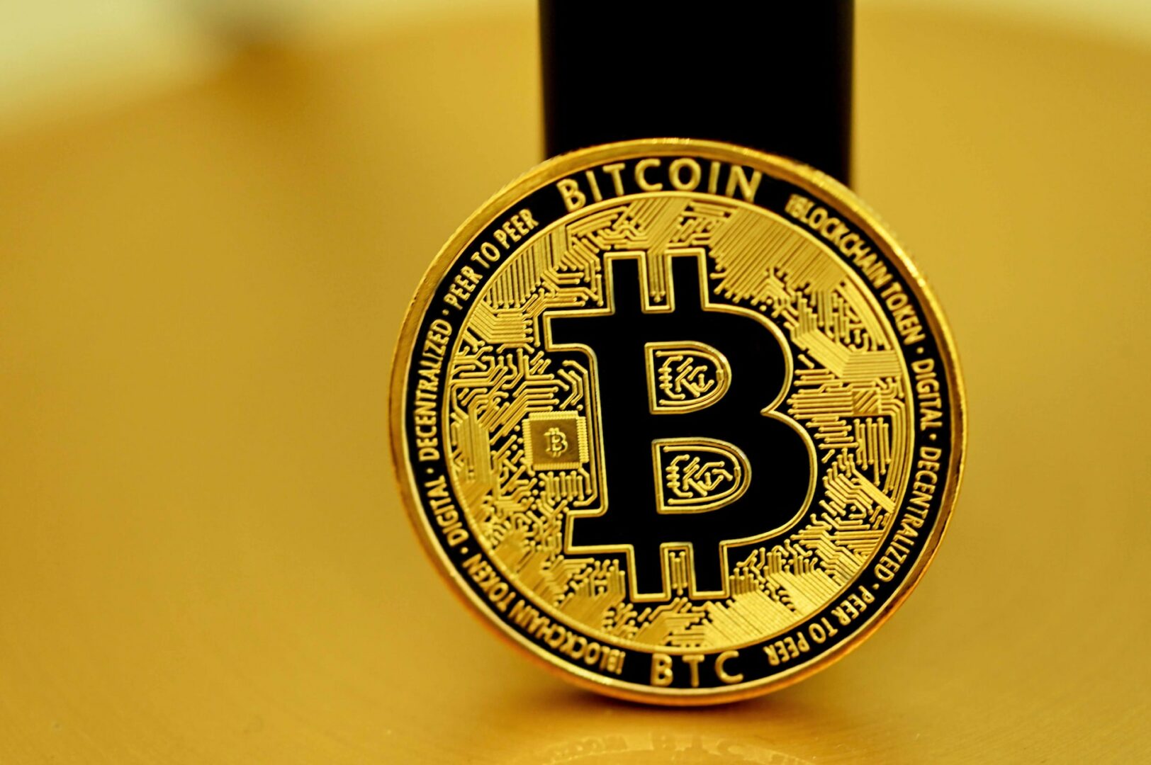 Bitcoin dao động quanh 19.000 USD, Ether vẫn dưới ngưỡng 1.400 USD