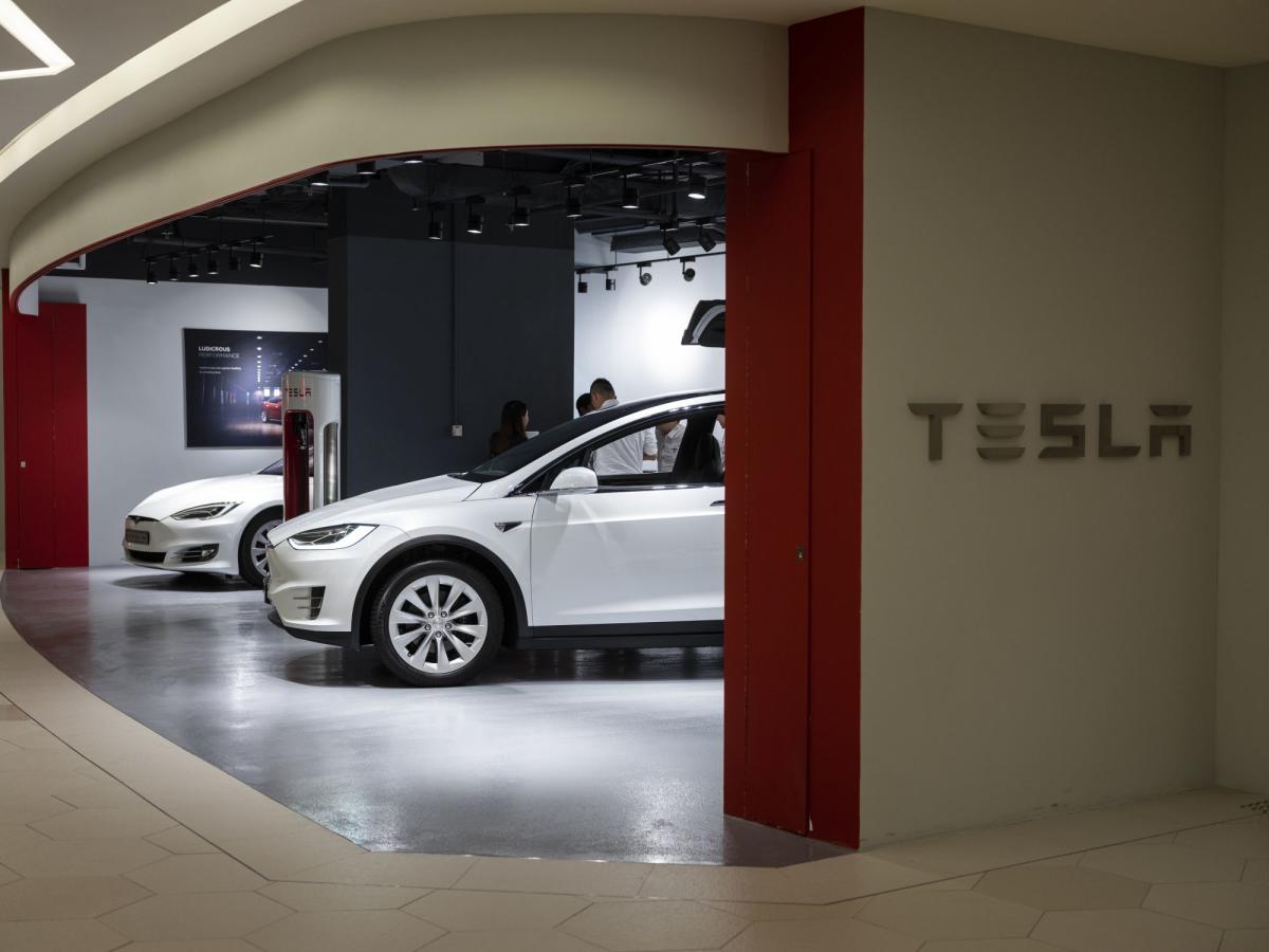 Cổ phiếu Tesla mất 50% giá trị – liệu đã đến lúc mua?