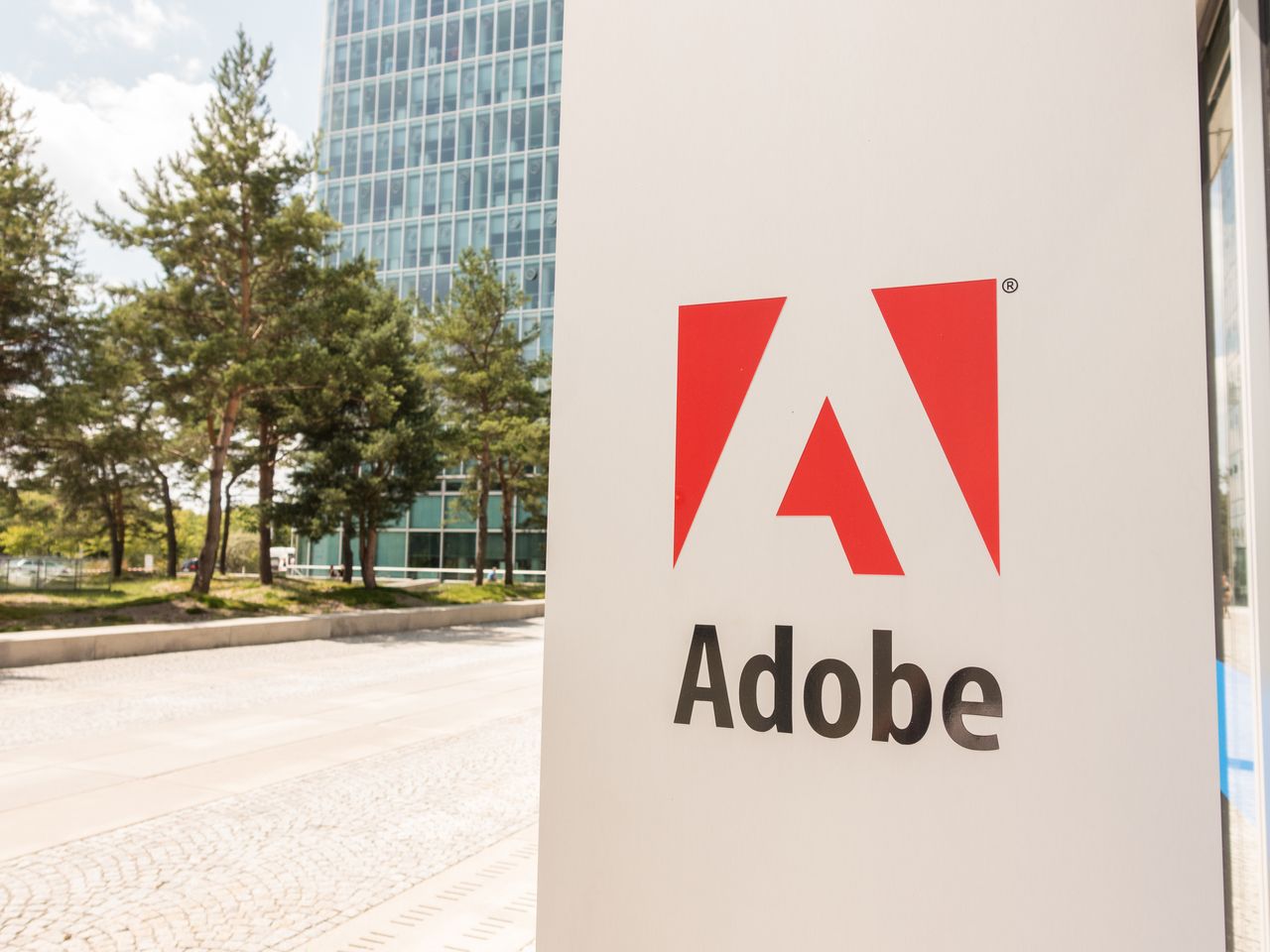 Adobe cắt giảm triển vọng vì lý do tỷ giá ngoại hối không thuận lợi