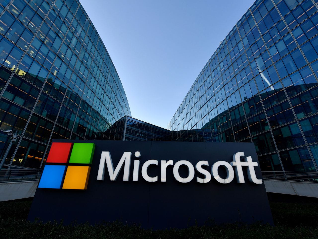 Microsoft đánh bại kỳ vọng thu nhập nhưng đám mây giảm tốc tăng trưởng – cổ phiếu trượt dốc
