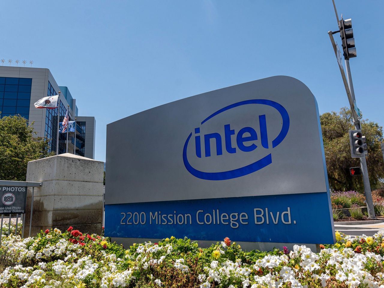 Nhu cầu PC đang giảm sâu – Intel và AMD bị cắt giảm mạnh giá mục tiêu