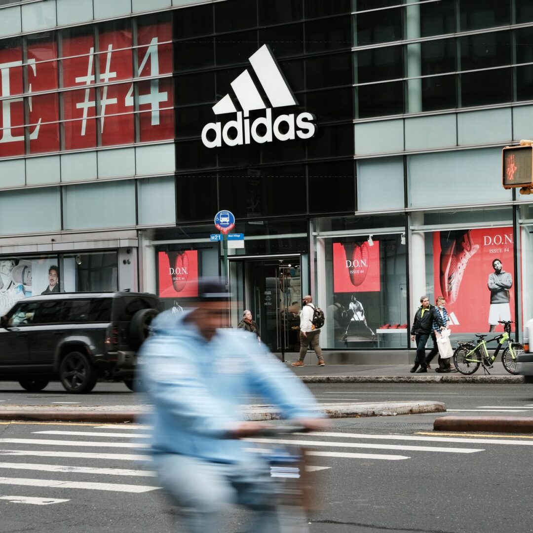 Adidas ‘cắt đứt’ với rapper Kanye West: Cổ phiếu có khả năng bị hạ bậc xếp hạng