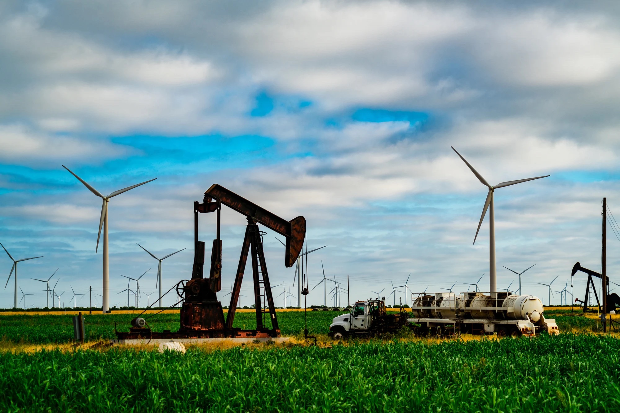 Enbridge, TotalEnergies: 2 cổ phiếu năng lượng sẽ giúp bạn bỏ túi nhiều thu nhập thụ động trong dài hạn
