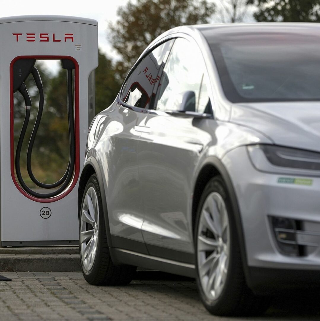 Cổ phiếu Tesla tiếp tục mất điểm, nhưng sự cố thu hồi xe có vẻ không phải lý do