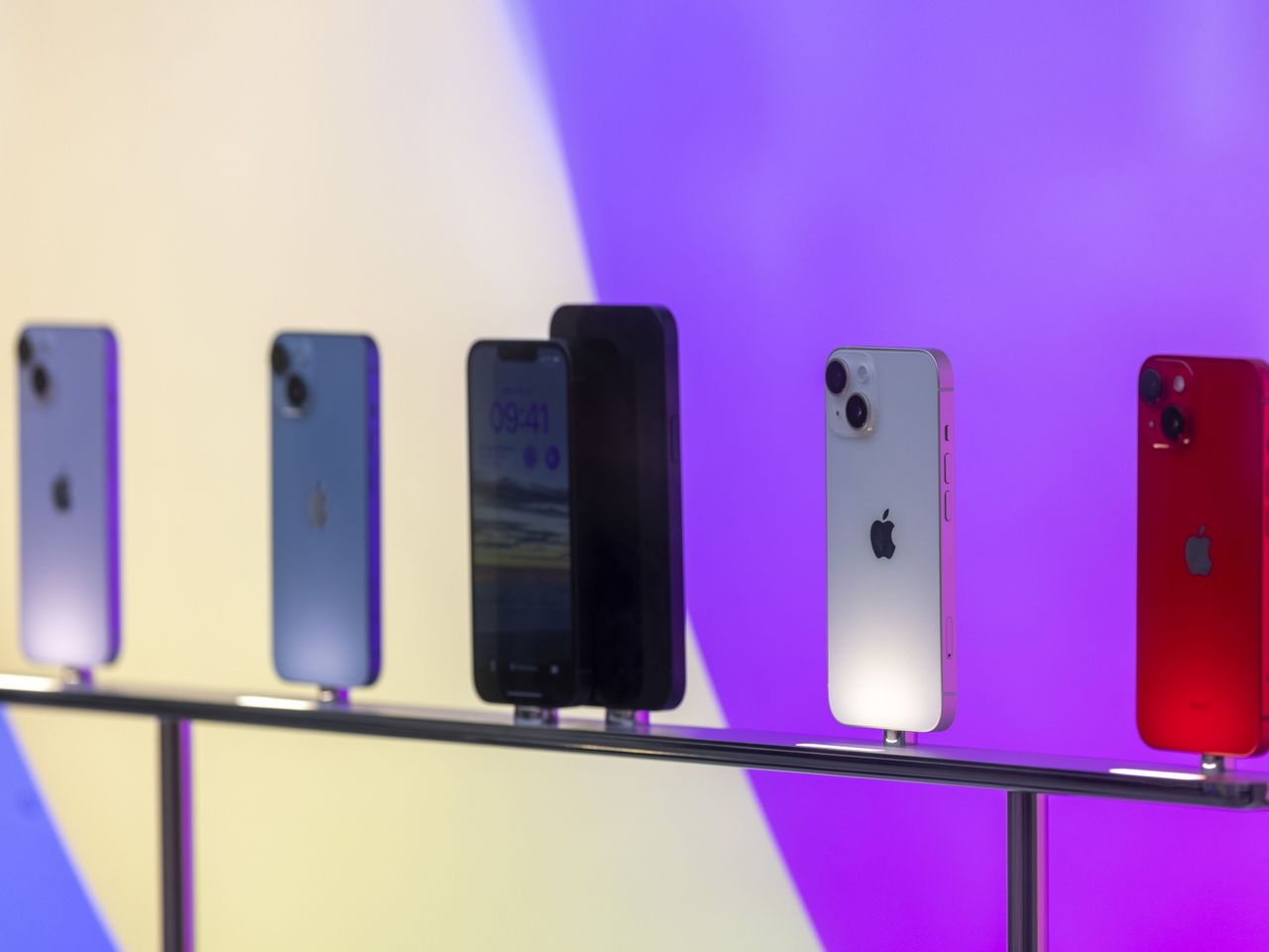 Các nhà phân tích Apple tiếp tục cắt giảm ước tính cho số lượng lô hàng iPhone