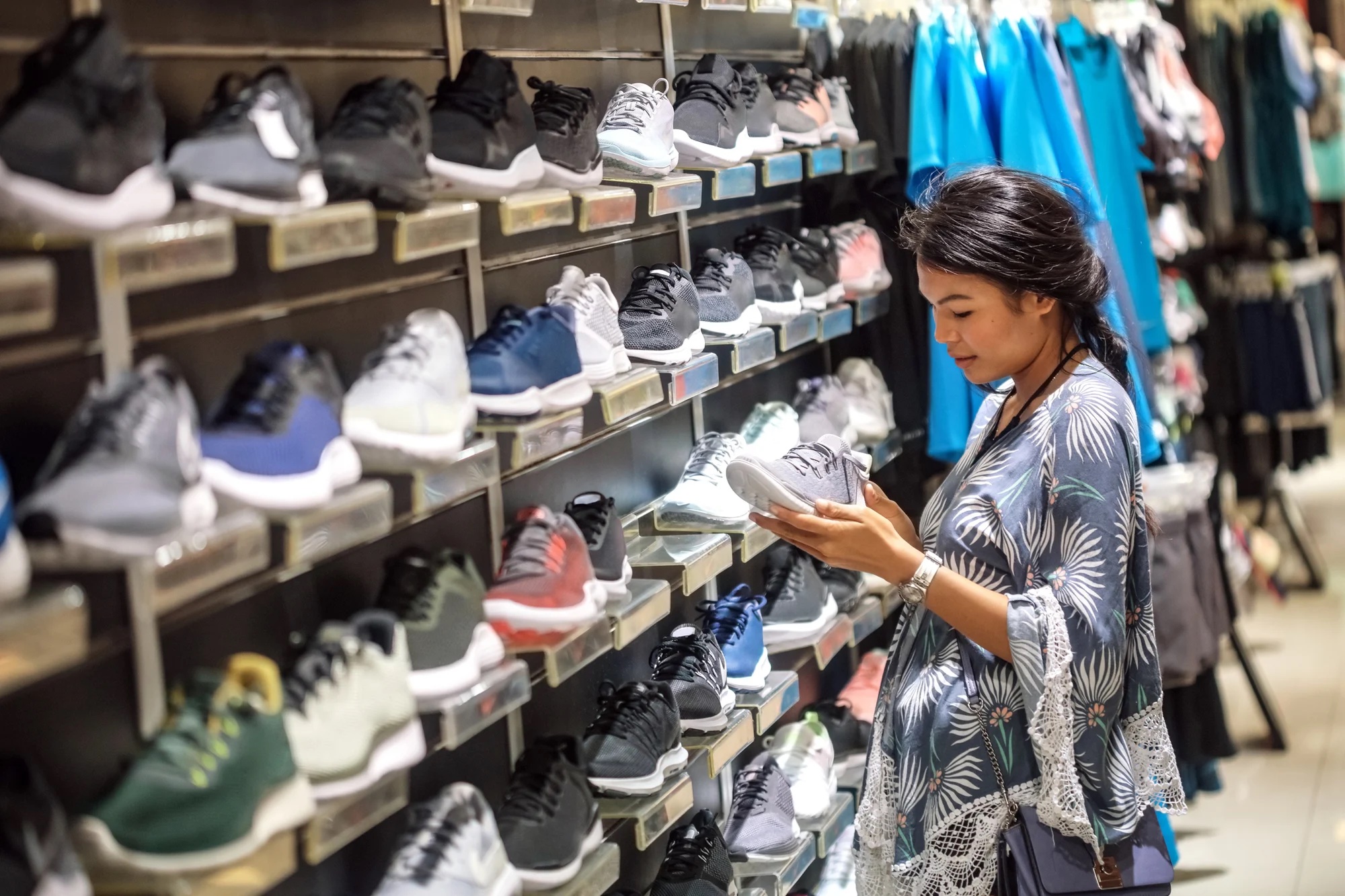 Lựa chọn đầu tư tốt hơn: Nike hay Adidas?