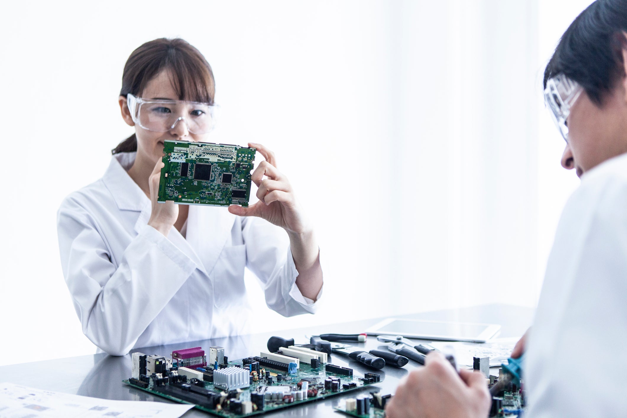 AMD, NXP: 2 cổ phiếu bán dẫn hàng đầu đáng mua trước năm 2023