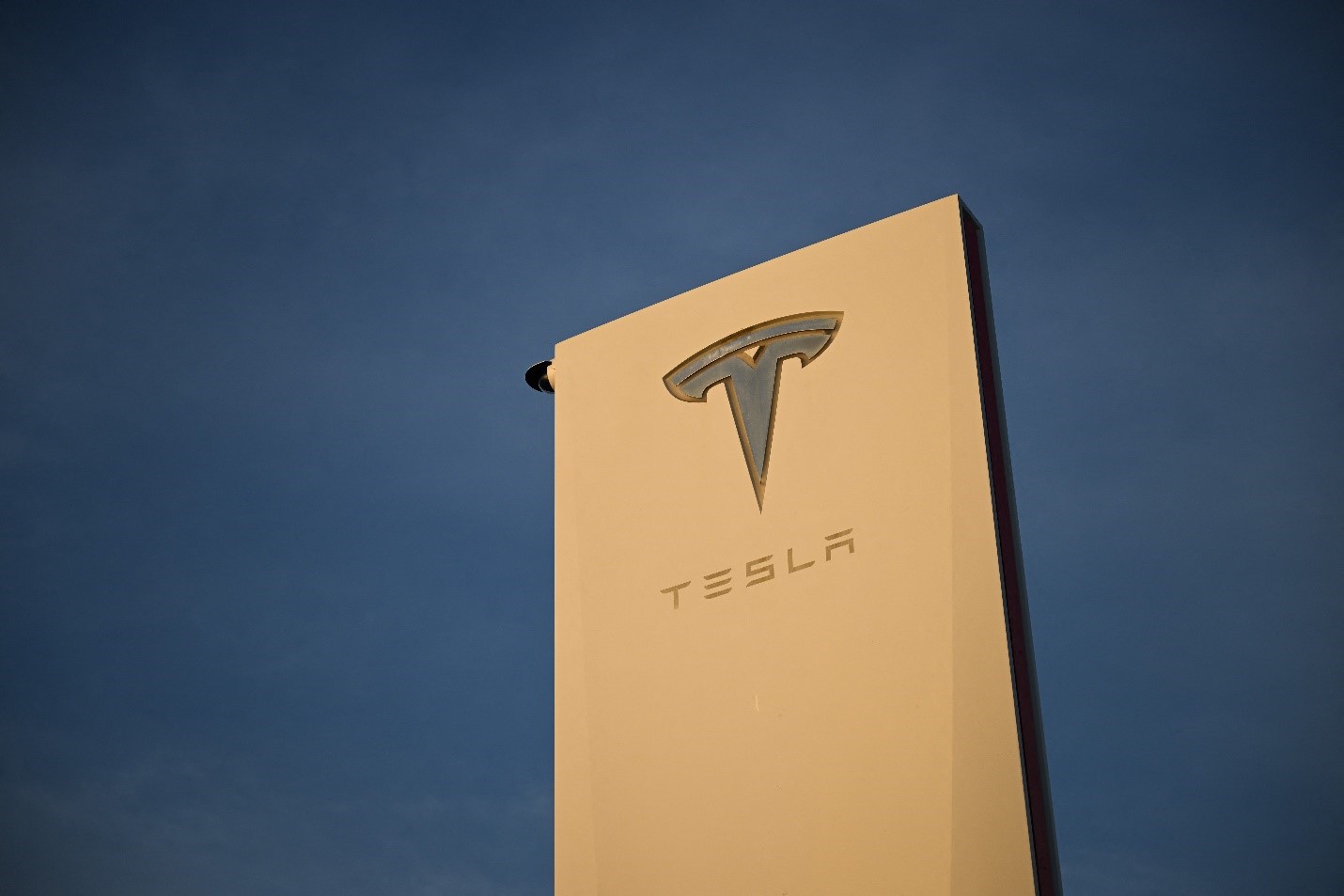 Tesla giảm sản xuất ở Thượng Hải, Trung Quốc