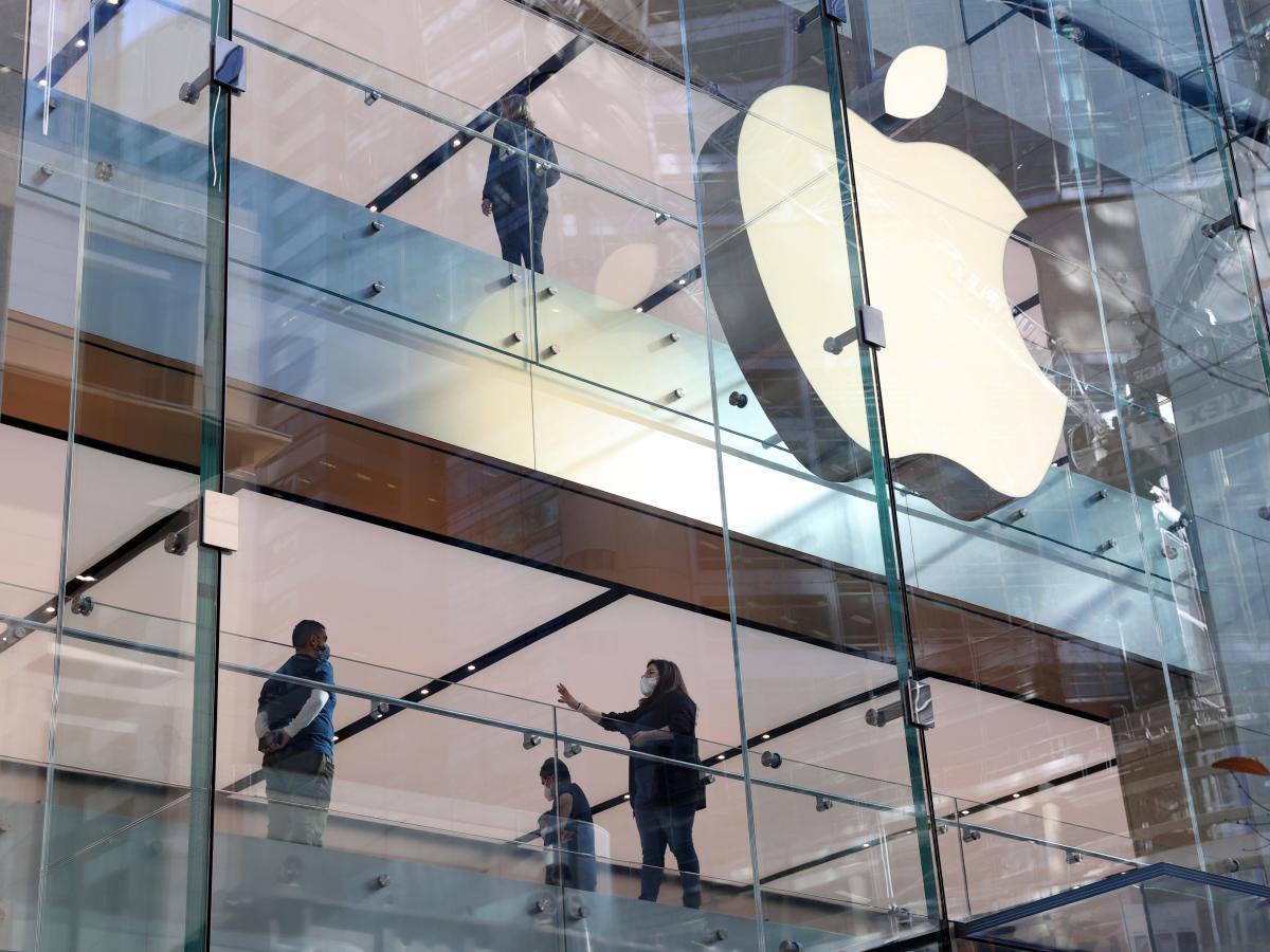 Apple: cổ phiếu Buffett đáng mua hàng đầu với 300 USD ngay bây giờ