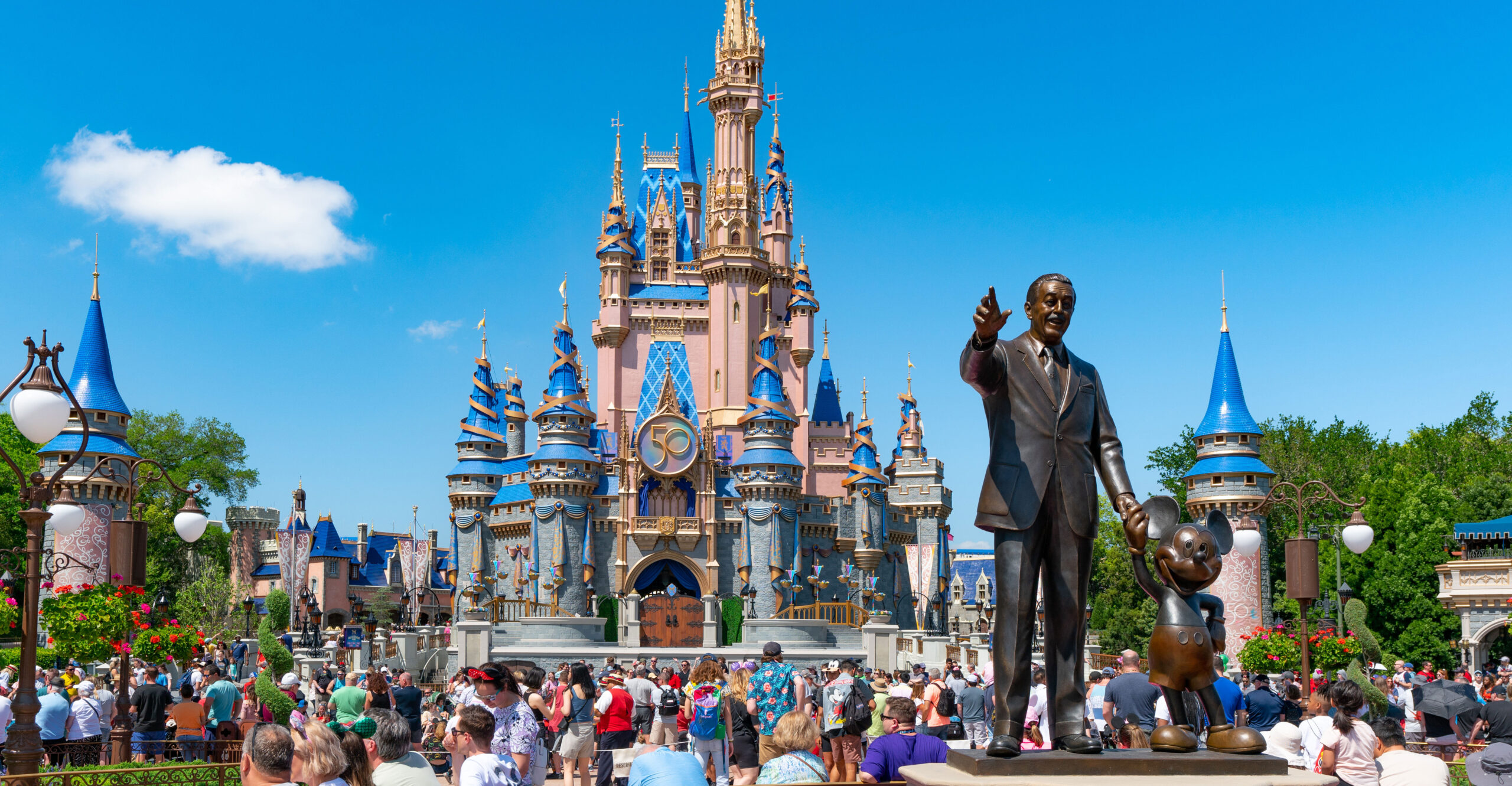 Dù cổ phiếu giảm tới 40%, Disney vẫn thực hiện 3 nước đi hoàn toàn đúng đắn