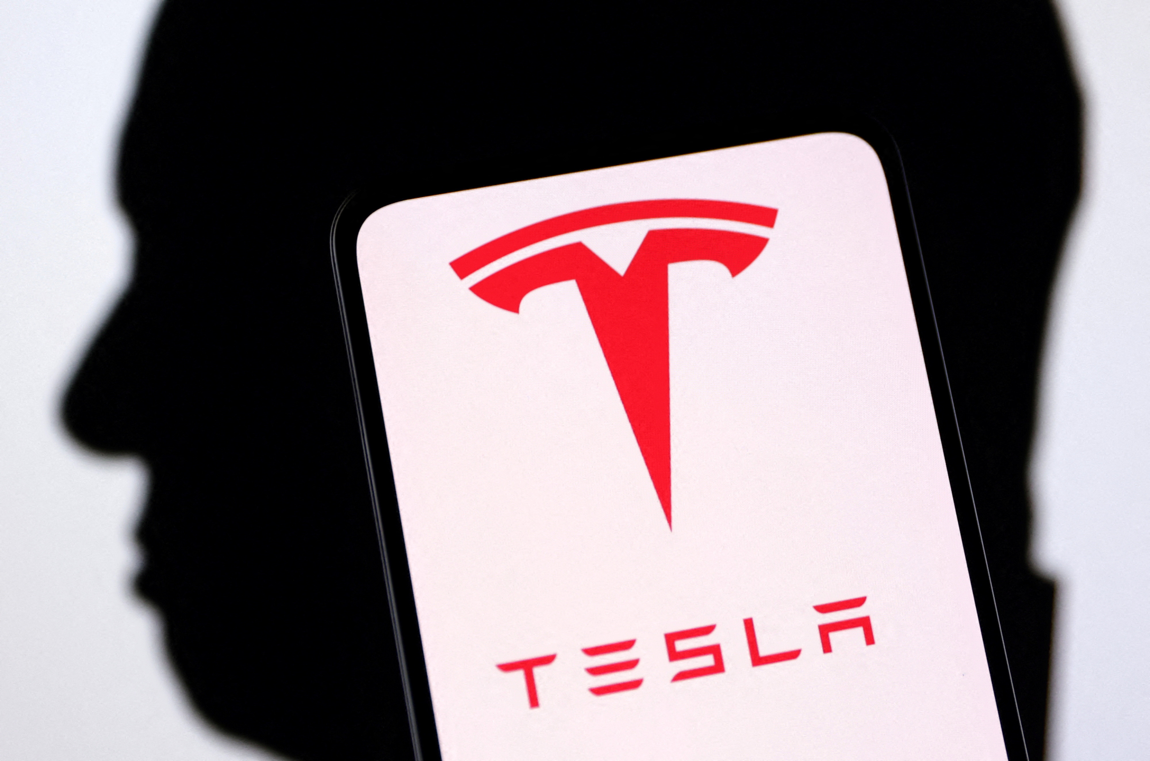 Giảm gần 30% trong tháng này, cổ phiếu Tesla có nên mua không?