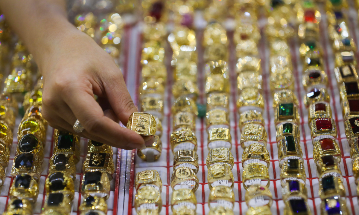 Vàng tăng trên ngưỡng 1.800 USD/ounce