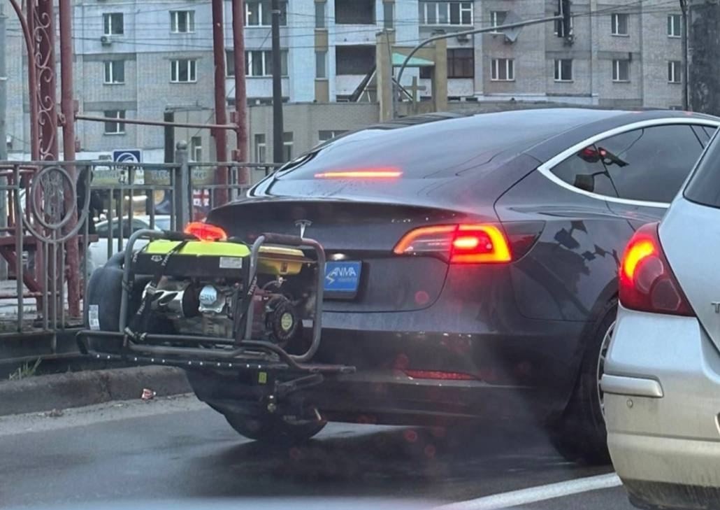 Người dân Ukraine biến Tesla thành xe chạy xăng