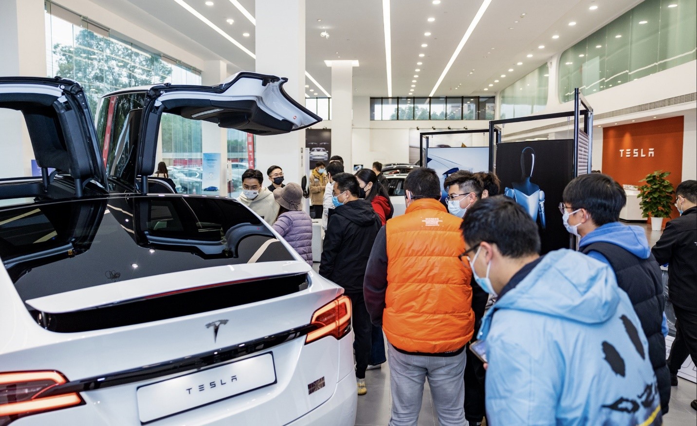 Xe điện Trung Quốc tiến gần sát ngôi vương của Tesla
