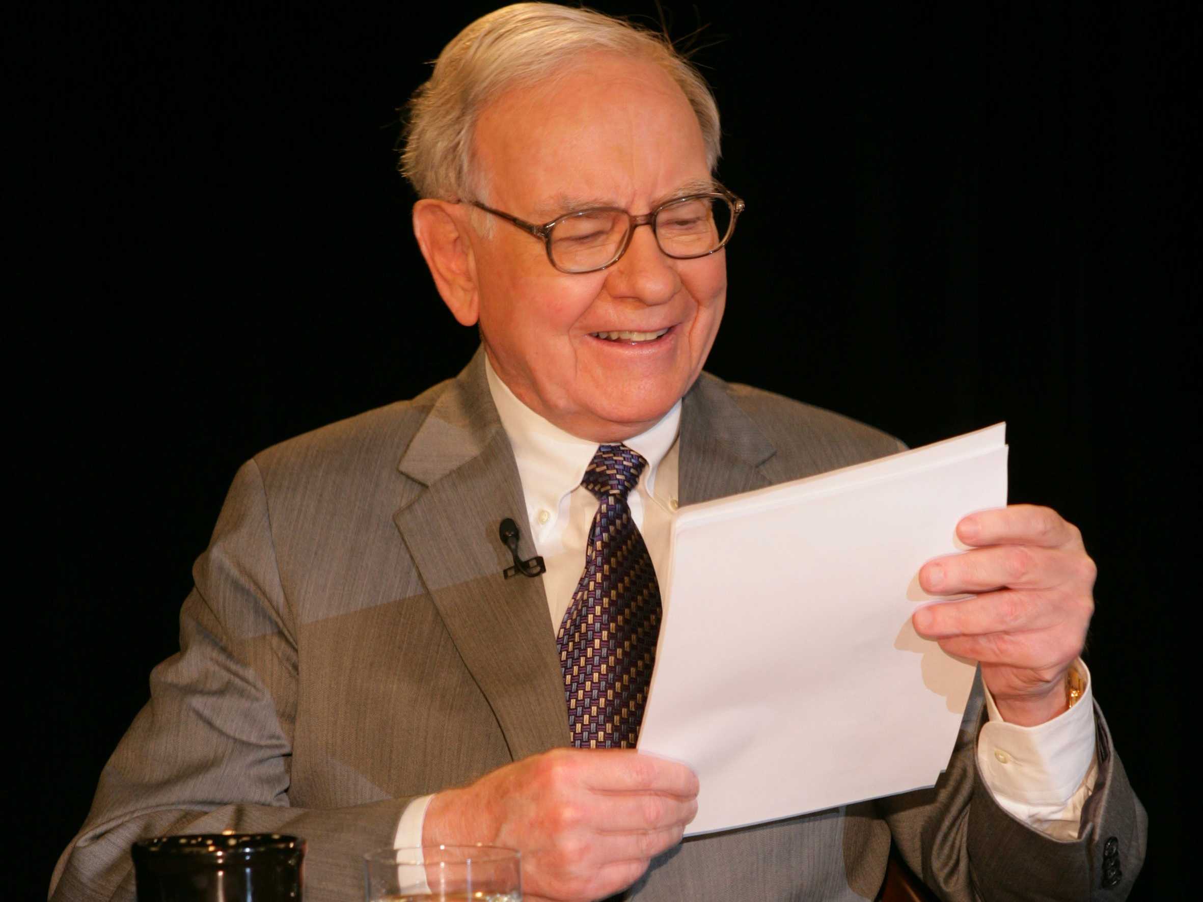 Muốn đầu tư như Warren Buffett? Mua ngay cổ phiếu Apple, Johnson & Johnson và giữ mãi