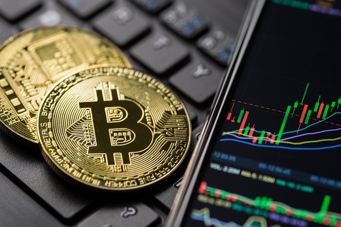 Bitcoin dao động gần 23.500 USD; phần lớn altcoin đi ngang