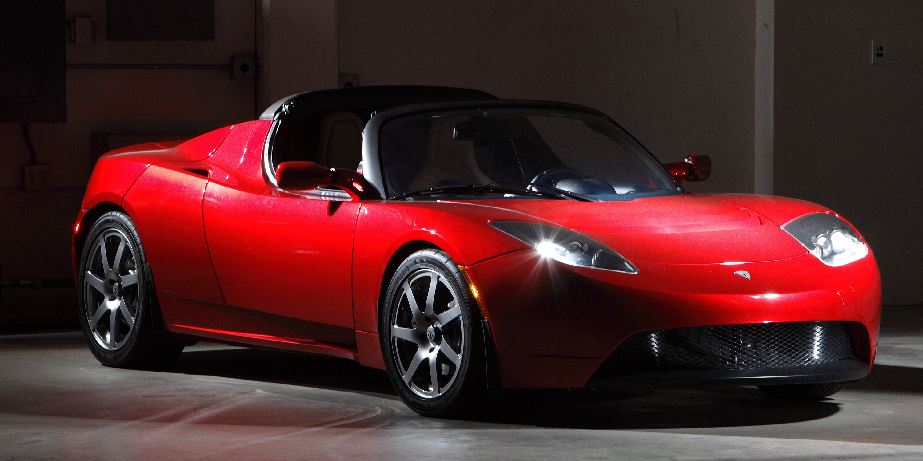 Mẫu Tesla Roadster tròn 15 năm tuổi