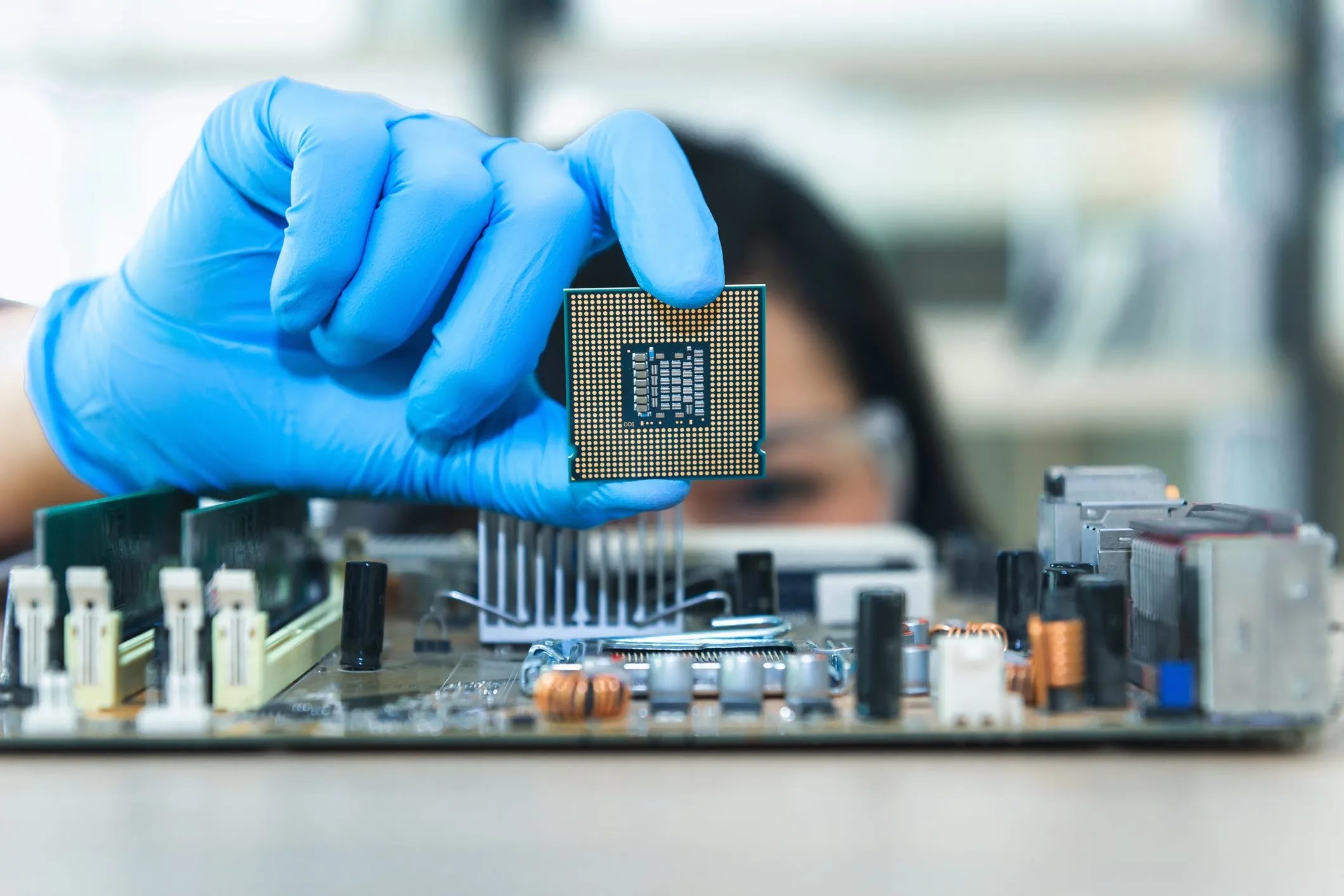 AMD và "cú lội ngược dòng" vượt mặt Intel, nhưng vẫn còn quá sớm để "tất tay"